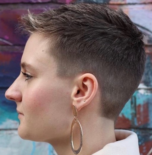 Жіночі стрижки, які роблять старшими