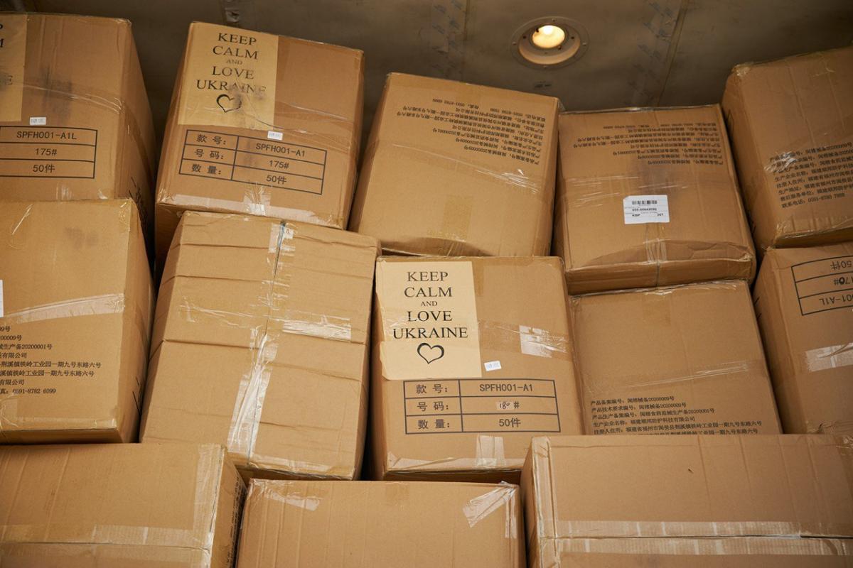 Самолет с медицинскими масками и защитными костюмами прибыл в Украину