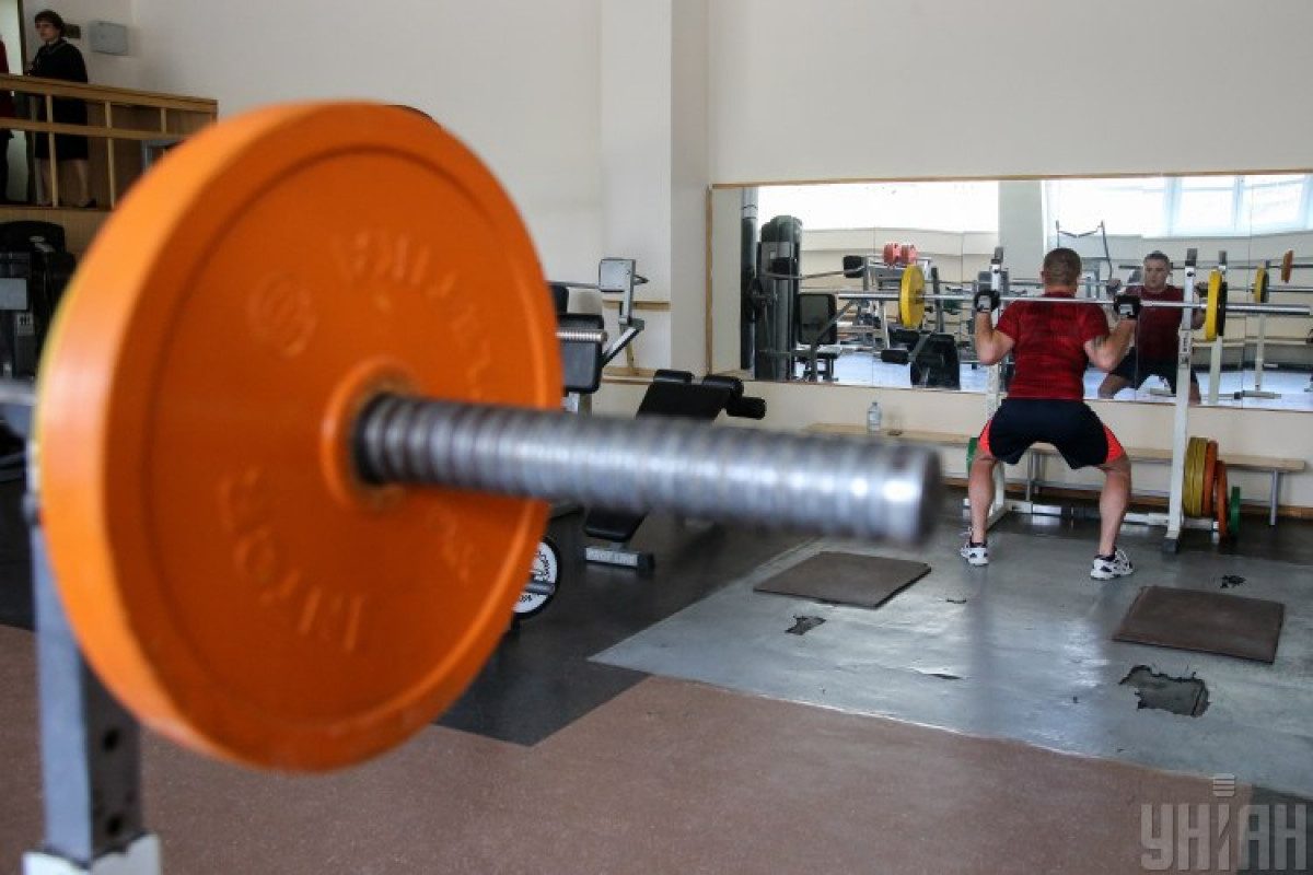 Суточные спортсменам. Спортзал коронавирус. Коронавирус фото приколы в спортзале. Пустой спортзал коронавирус. Присещпть сл штангеоц.