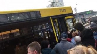 Люди "штурмуют" автобусы в Киеве / Скриншот Люди "штурмуют" автобусы в Киеве / Скриншот