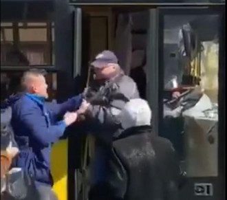 Пассажир выкинул кондуктора из автобуса/ скриншот из видео Пассажир выкинул кондуктора из автобуса/ скриншот из видео