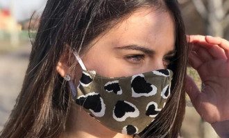 Мир захватил новый тренд – в моде медицинские маски с принтами: фото