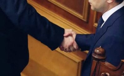 Порошенко і Зеленський потай потиснули один одному руку: опубліковано відео Порошенко і Зеленський потай потиснули один одному руку: опубліковано відео