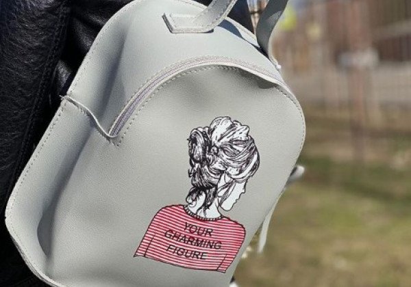 Мода 2020 весна - в моді сумки в стилі 60-х і рюкзаки з принтами: фото