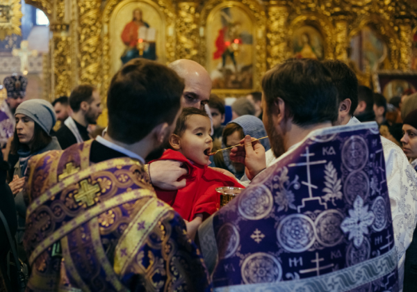 Цілування ікон і причастя з однієї ложки: як церкви України порушують карантин