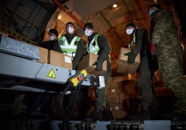 "Х*й посперечаєшся": Епіцентр продає костюми з гуманітарки, привезені Зеленським