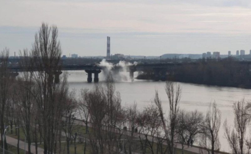 Прорвало тепломережу: у Києві з мосту Патона ллється окріп