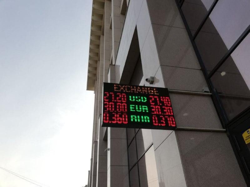 Нестримне падіння: курс гривні до долара знизився ще сильніше