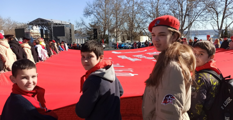 Крымские оккупанты во время пандемии выгнали детей на парады