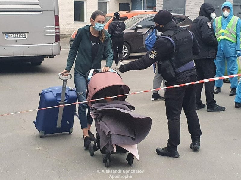 Забрали паспорт і відпустили: з'явилися нові подробиці про обсервації у "Козацькому"