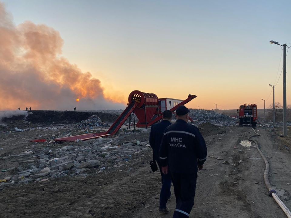 На свалке во Львовской области тушат крупный пожар