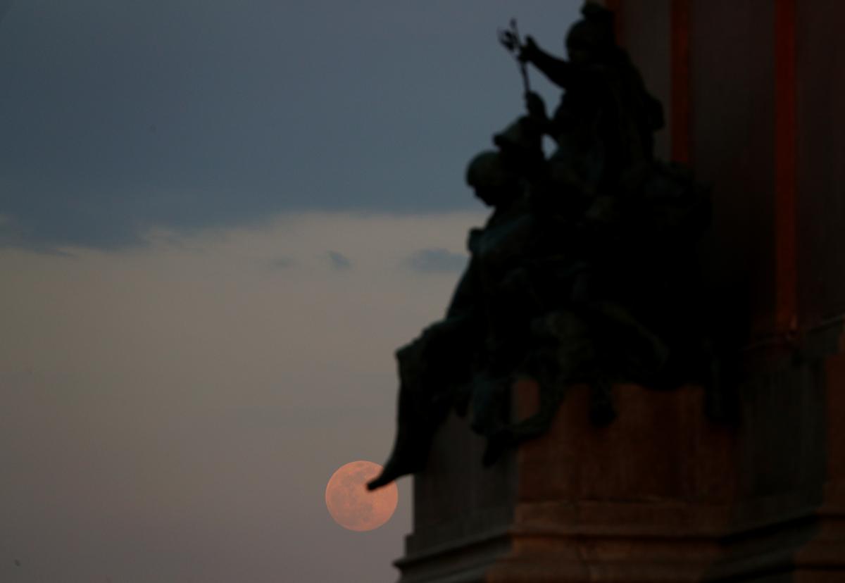 Розовая Луна 2020 в Риме