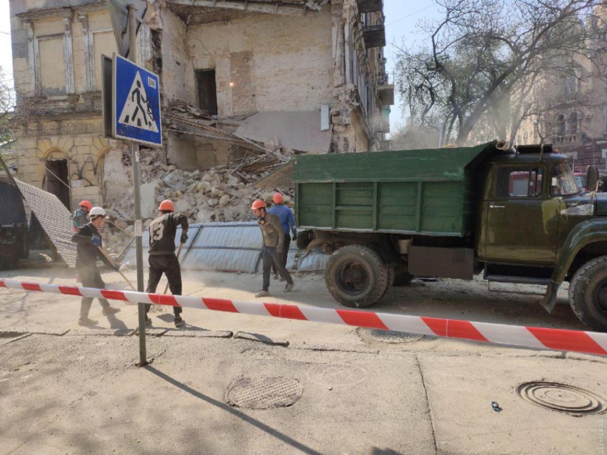 У центрі Одеси завалився старовинний будинок У центрі Одеси завалився старовинний будинок