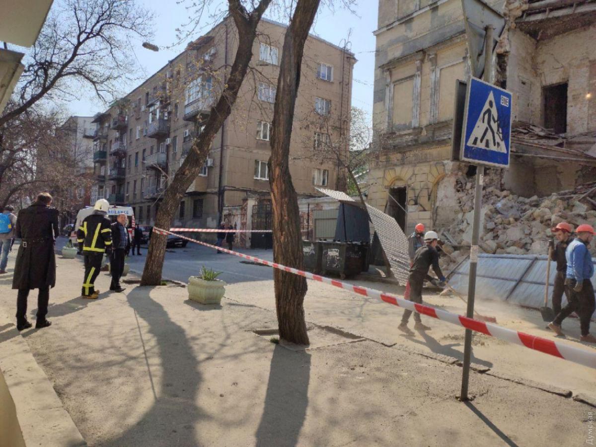 У центрі Одеси завалився старовинний будинок У центрі Одеси завалився старовинний будинок