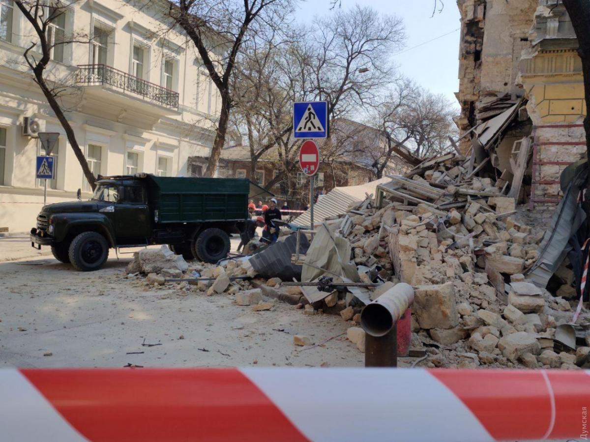 У центрі Одеси завалився старовинний будинок У центрі Одеси завалився старовинний будинок