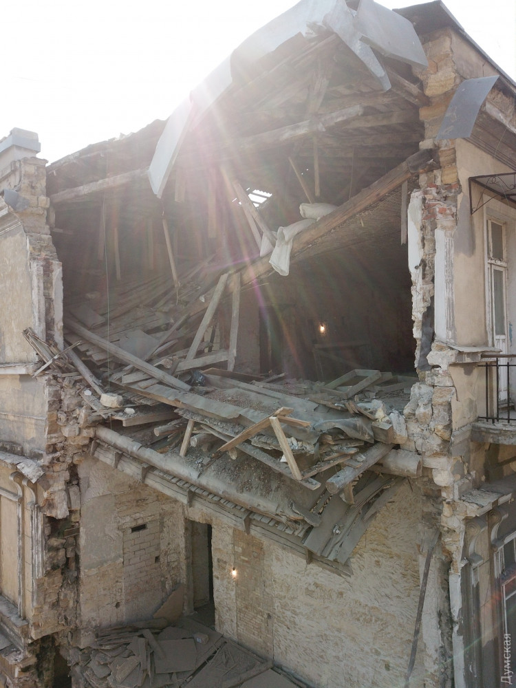 У центрі Одеси завалився старовинний будинок У центрі Одеси завалився старовинний будинок