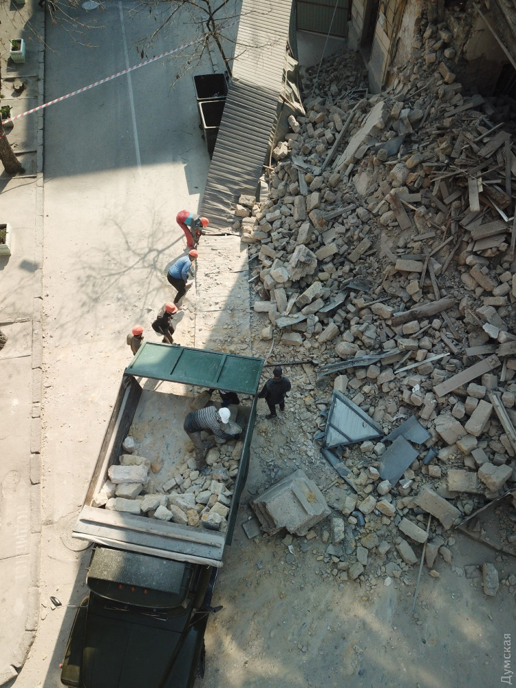 У центрі Одеси завалився старовинний будинок У центрі Одеси завалився старовинний будинок