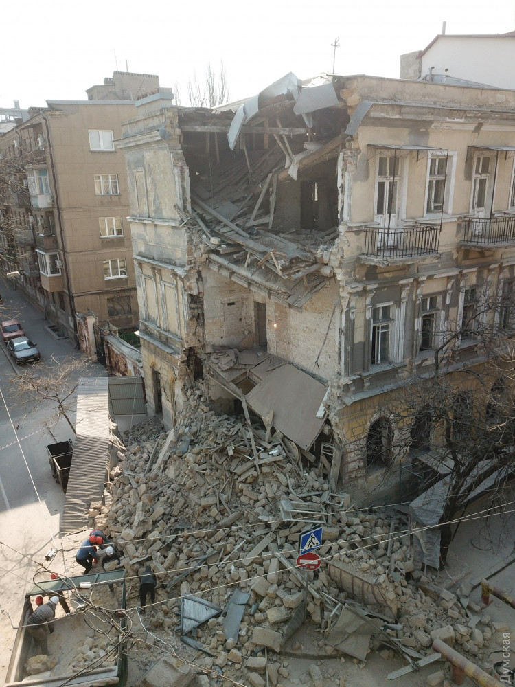 У центрі Одеси завалився старовинний будинок У центрі Одеси завалився старовинний будинок