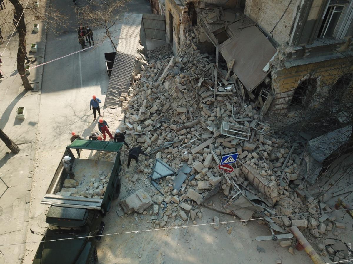 У центрі Одеси завалився старовинний будинок У центрі Одеси завалився старовинний будинок