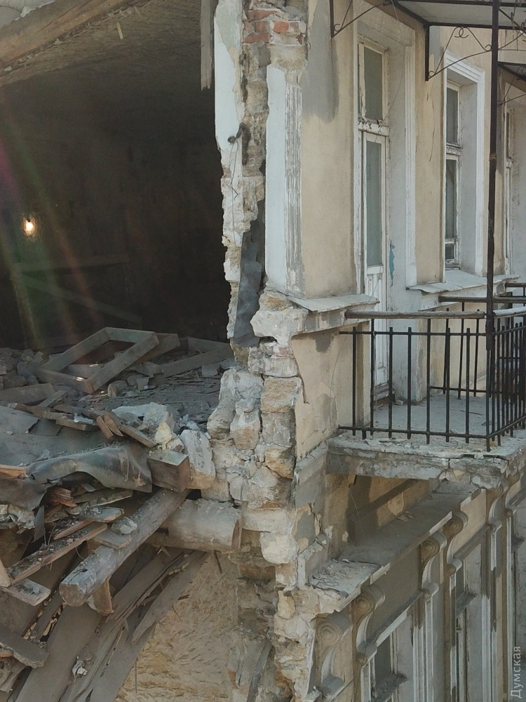 У центрі Одеси завалився старовинний будинок У центрі Одеси завалився старовинний будинок