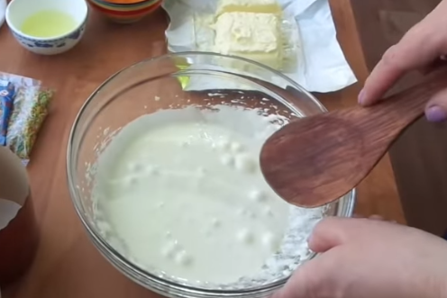 На втором этапе приготовления теста на кулич можно подкачать руки – Пасхальный кулич, который всегда получается 