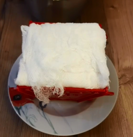 Чтобы получилась вкуснейшая царская пасха, на форму нужно поставить что-то тяжелое – Творожная пасха рецепт