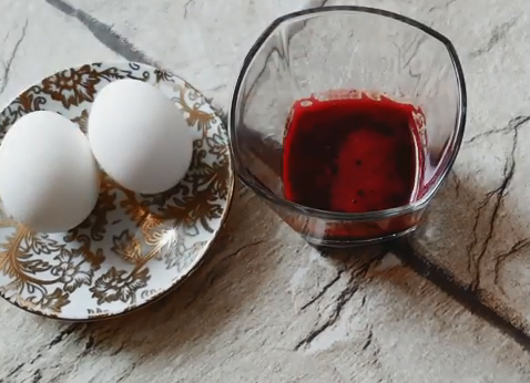 Яйца на праздник можно покрасить свеклой, но сначала придется сделать свекольный сок – Пасхальные яйца