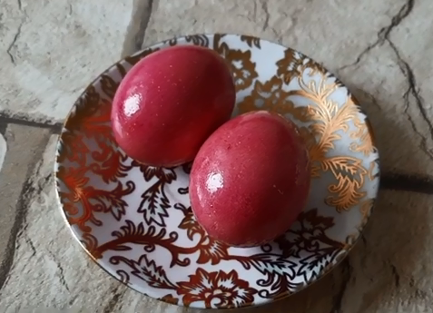 Яйца на праздник можно покрасить свеклой, но сначала придется сделать свекольный сок – Пасхальные яйца