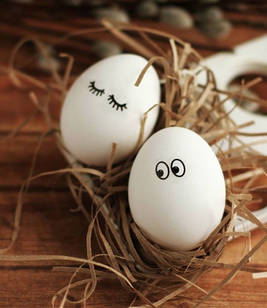 Яйца на Пасху можно украсить простыми рисунками