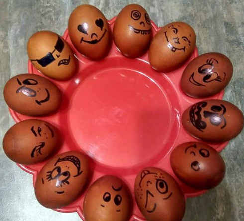 Яйца на Пасху можно украсить простыми рисунками