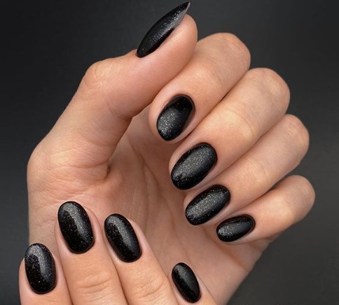 Чорний манікюр 2020