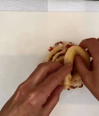 Найсмачніша мереживна паска важкувато формується