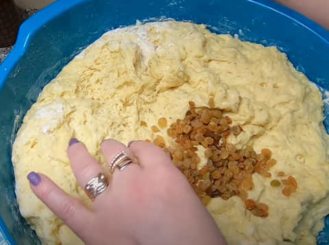 Вмешайте изюм в почти готовое тесто на куличики – Три лучших рецепта пасхи