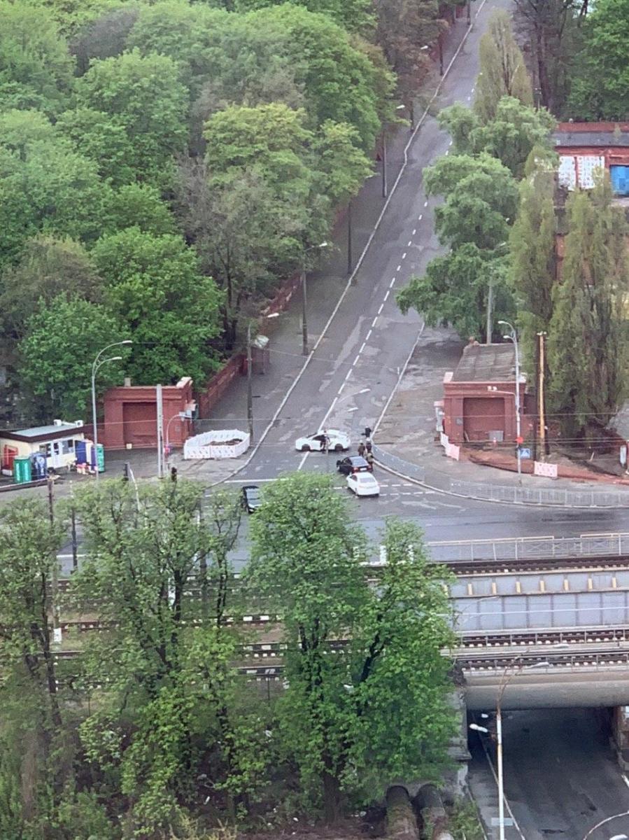 У Києві на Красну гірку намагалися прорватися на цвинтарі, всупереч карантину У Києві на Красну гірку намагалися прорватися на цвинтарі, всупереч карантину