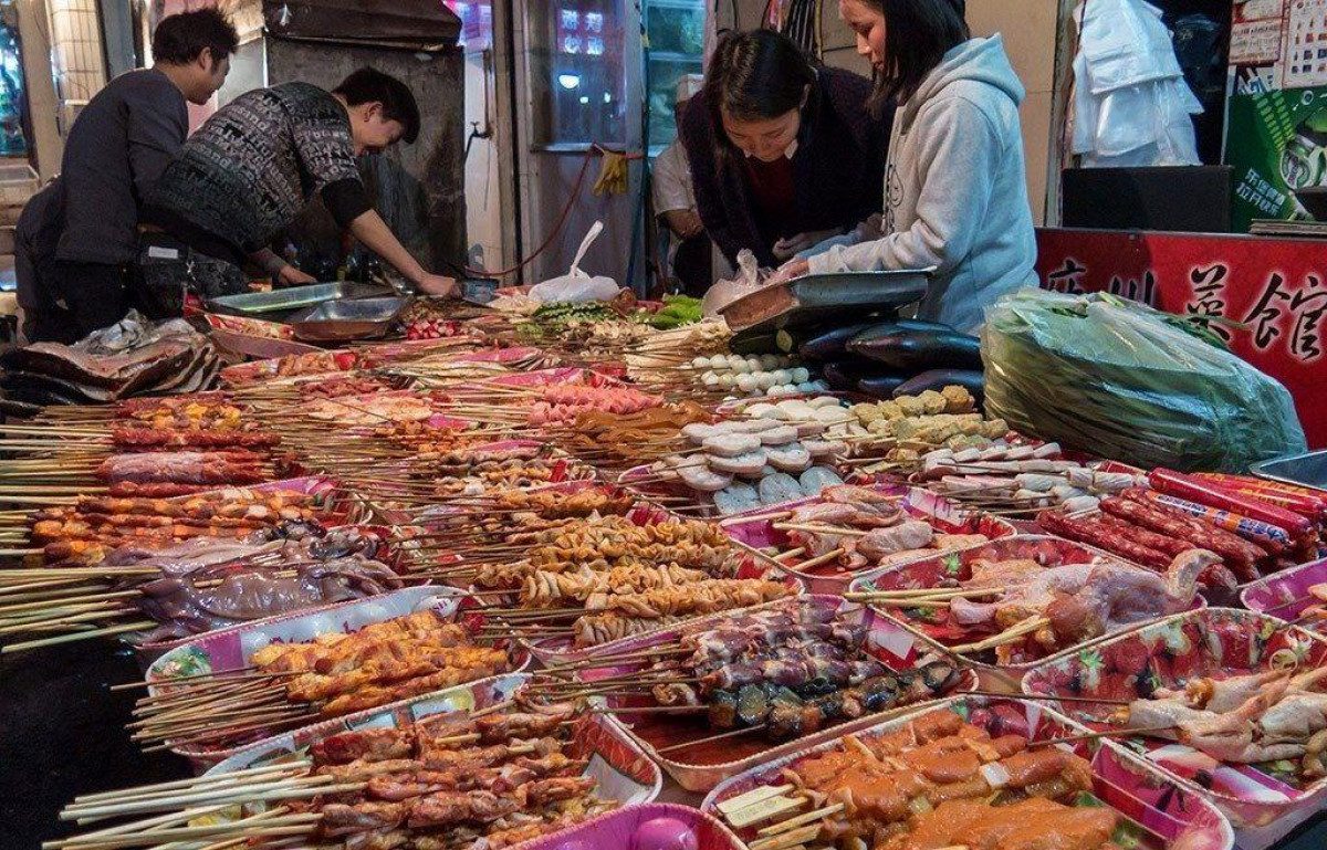 Китай фуд. Уличная еда в Китае. Уличная кухня Китая. Рынок в Китае. Китайский рынок еды.