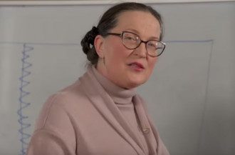 Учительница допустила ошибку в онлайн-уроке / скриншот из видео