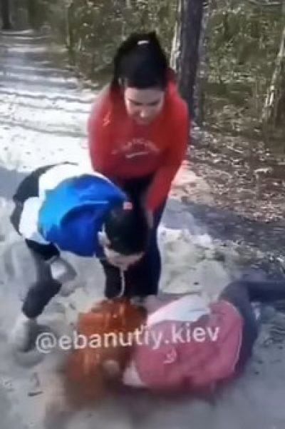 "Х*ти репетуєш, с*ка": під Києвом студентки коледжу через ревнощі побили дівчину