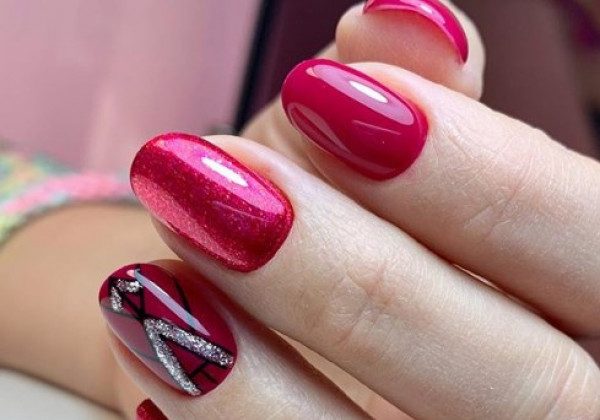 Манікюр весна 2020 удома – нігті кольору стиглої малини і зефіру: фото