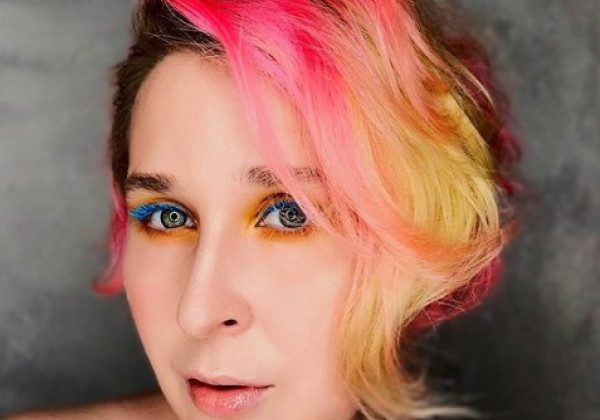 Одразу плюс 10 років: фарбування короткого волосся, яке додає віку