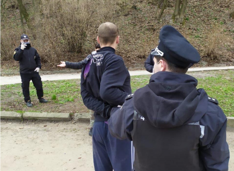 Во Львове выписали первый штраф за прогулку в парке Высокий Замок