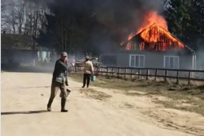 Под Житомиром поджигатели сухой травы спалили сельсовет