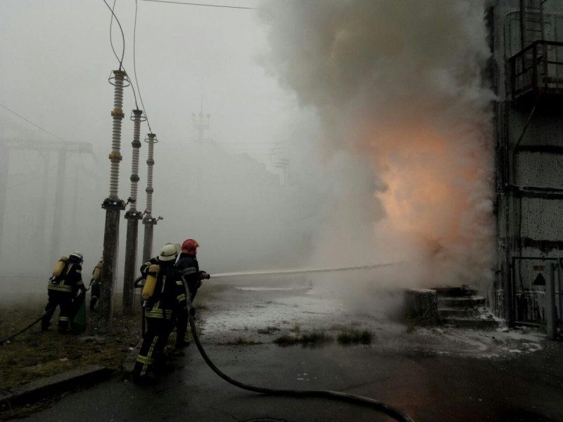 Мощный хлопок и столб черного дыма: в Киеве взорвалась электроподстанция