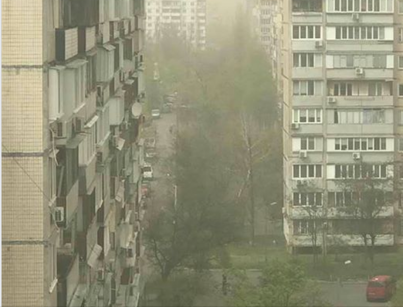 "Найбрудніше місто в світі": жителів Києва просять не відкривати вікна і не гуляти
