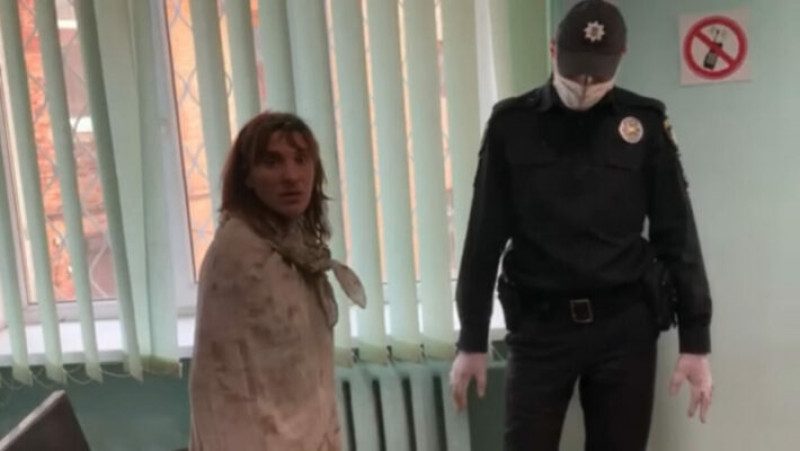 Суд избрал меру пресечения для женщины, которая гуляла с головой дочери