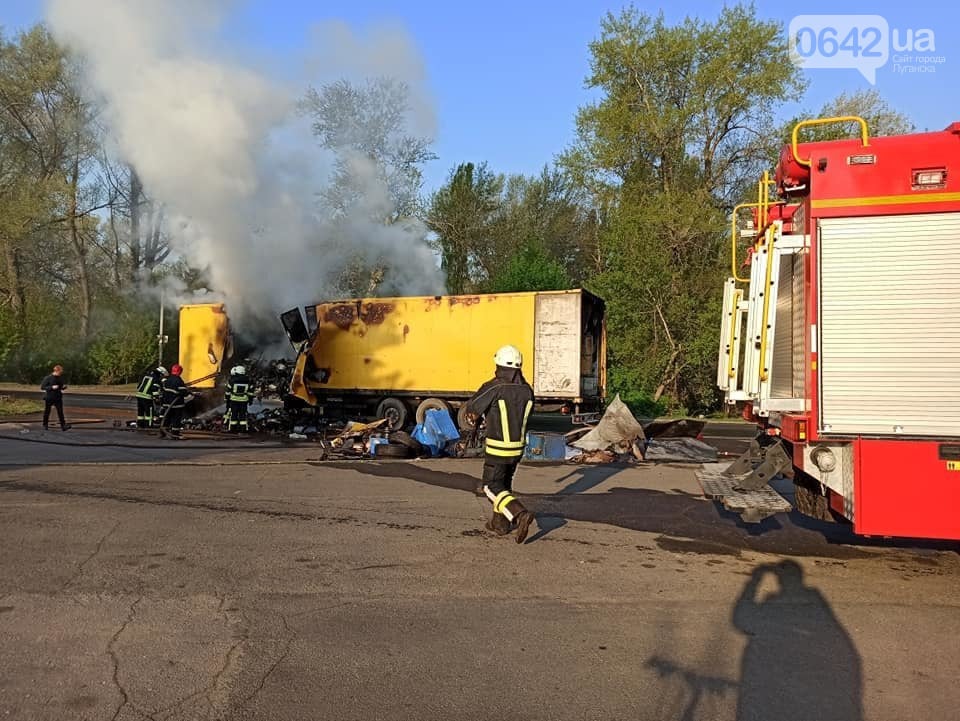 У Луганській області згоріла фура Нової пошти: в компанії зробили заяву