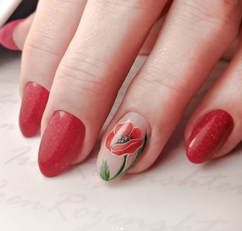 Маки на нігтях 2020