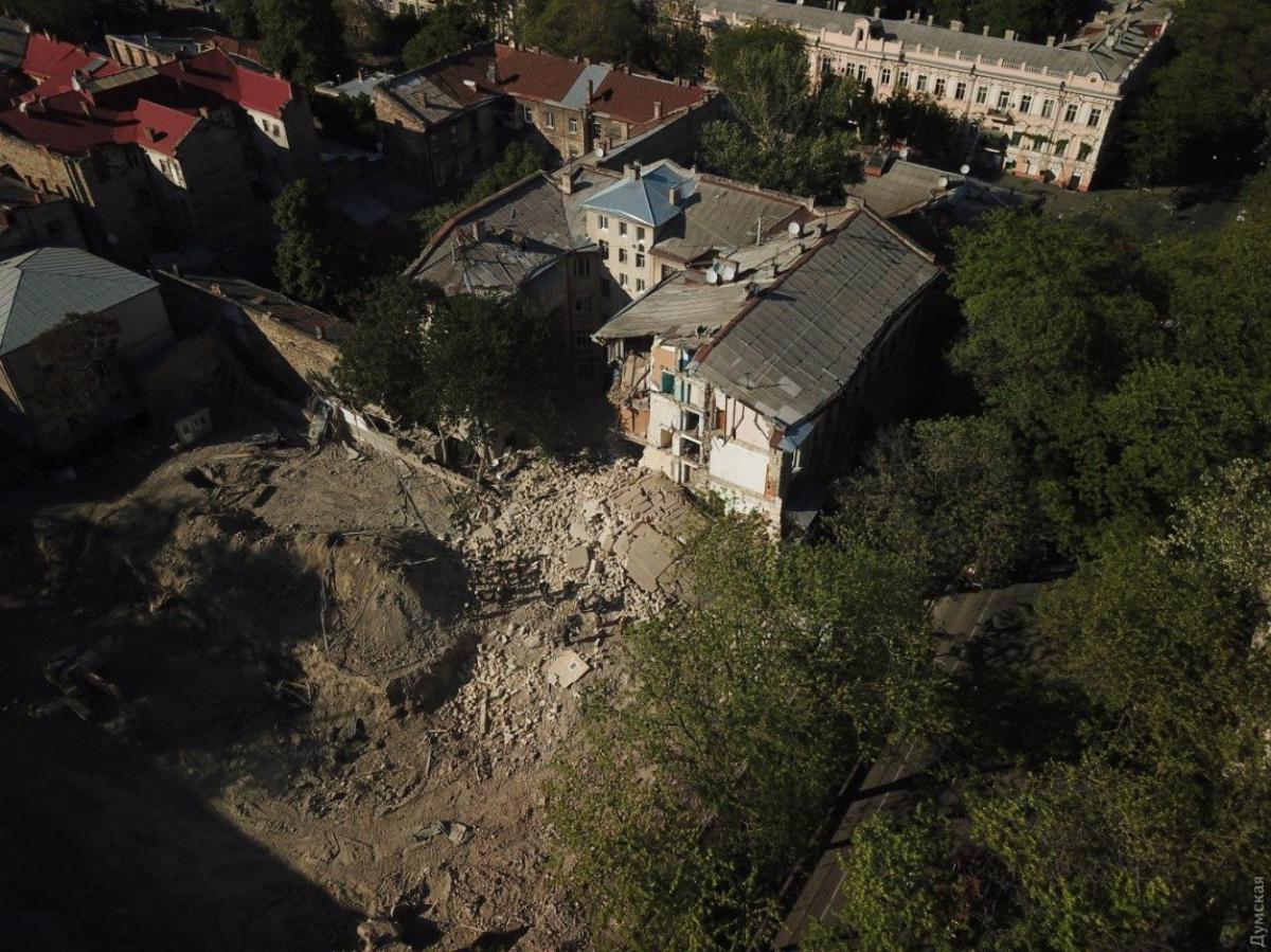 В Одесі обвалилася стіна старовинного житлового будинку В Одесі обвалилася стіна старовинного житлового будинку