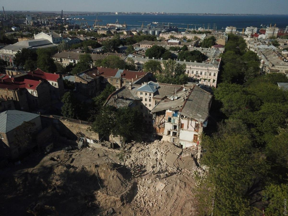 В Одесі обвалилася стіна старовинного житлового будинку В Одесі обвалилася стіна старовинного житлового будинку