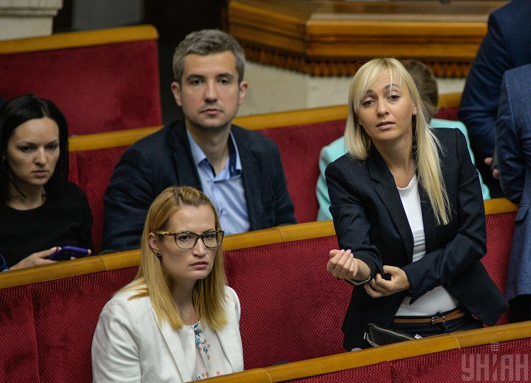 Устинова, Голос Устинова, Голос