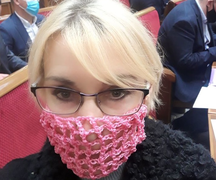 «Нашу партию позоришь»: пранкер заставил Богуцкую удалить фото в маске